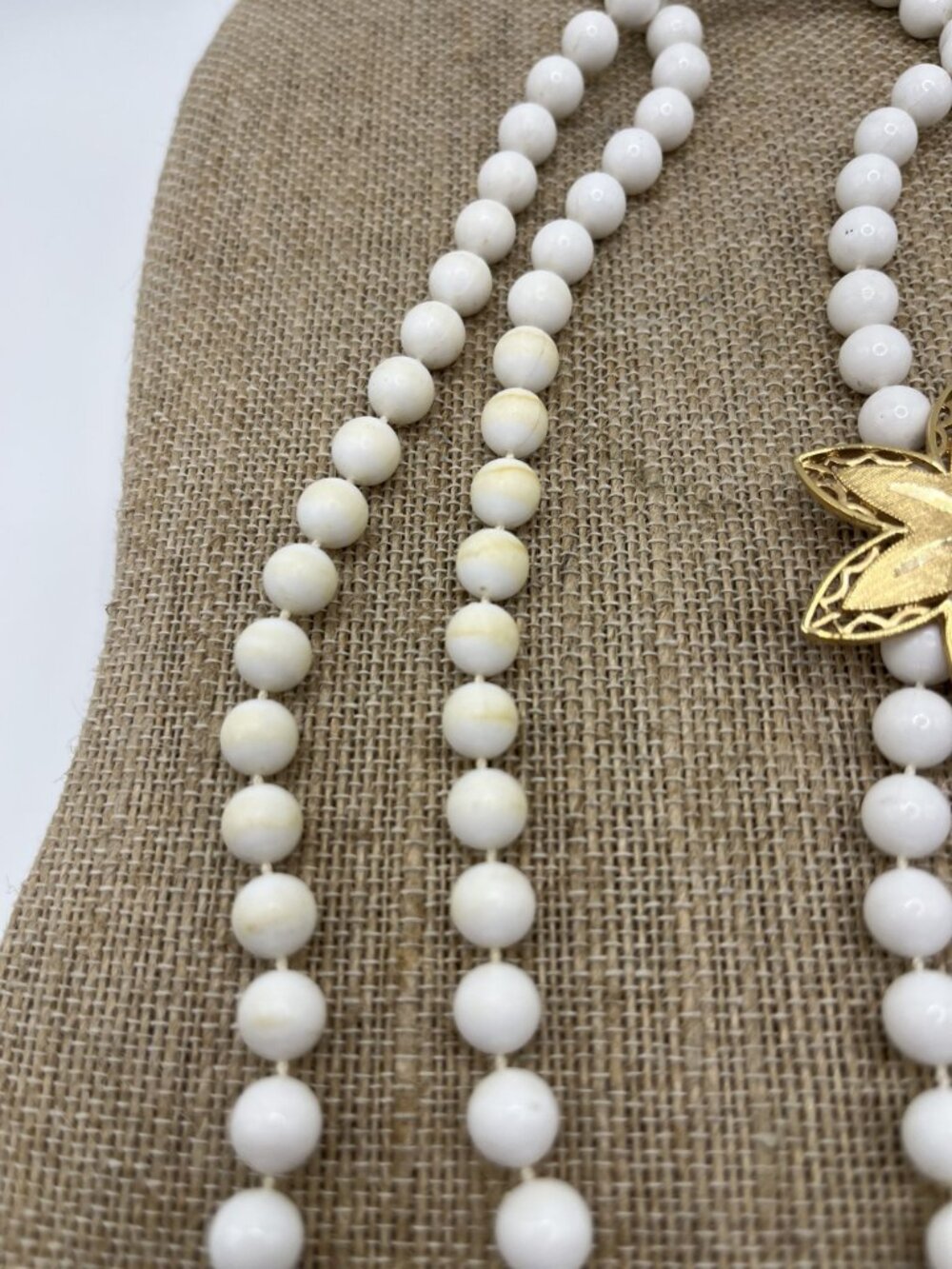 Sarah Coventry 42" White Beaded Necklace With Gold Tone Star Pendant - Picture 6 of 10